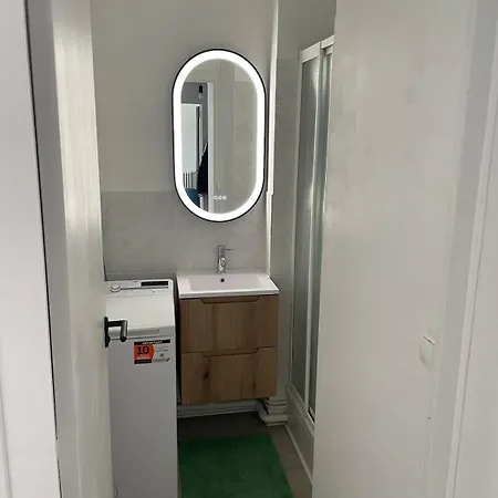 Cozy And Bright With Private Parking *